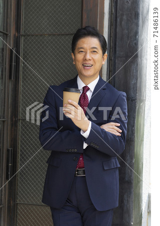 一位五十多歲的商人穿著西裝 71486139