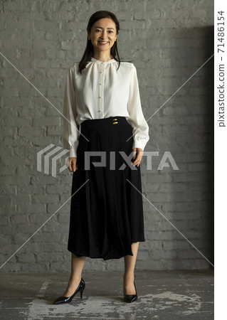 Elegant middle lady 71486154