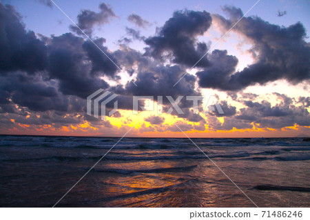 Morning glow of Izu Shimoda Shirahama Beach 71486246