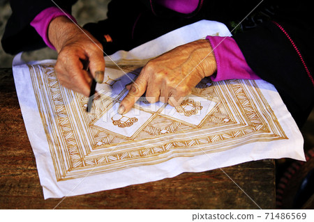 Native clothing Sapa, Vietnam 71486569