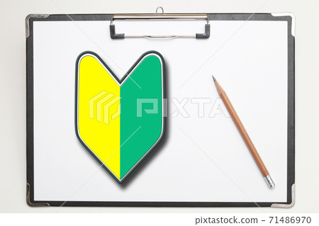 初學者標記和鉛筆白色背景複製放置在剪貼板上的空間 初學者標記和鉛筆白色背景複製放置在剪貼板上的空間 71486970