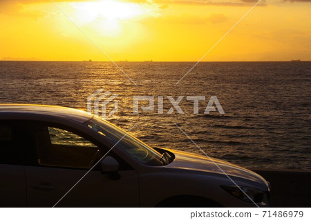 Drive image: Sunset and car over Osaka Bay 71486979