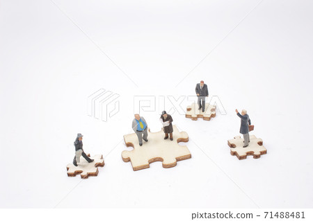 a Social Media Little people on puzzle pieces a Social Media Little people on puzzle pieces 71488481