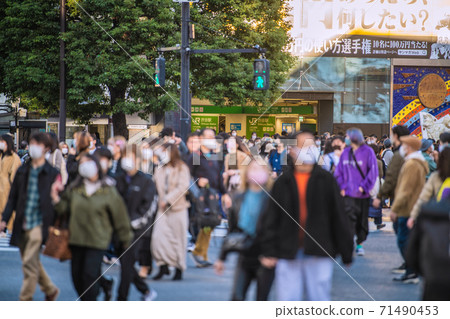 Tokyo cityscape of Japan, Shibuya, Tokyo. The number of infected people is increasing every day nationwide. Still, it was full of people wearing masks Tokyo cityscape of Japan, Shibuya, Tokyo. The number of infected people is increasing every day nationwide. Still, it was full of people wearing masks 71490453