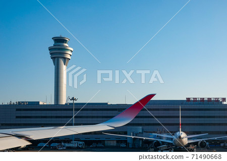 Early morning Haneda Airport (Terminal 1) Early morning Haneda Airport (Terminal 1) 71490668