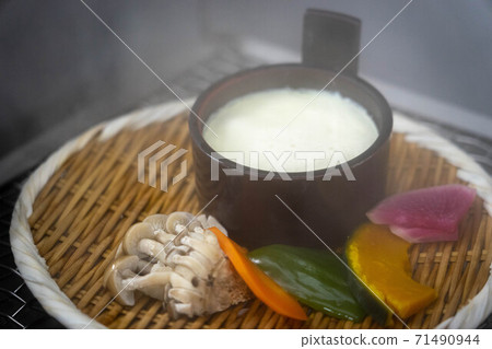 地獄蒸豆腐和蔬菜 71490944