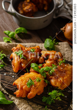 Delicious and simple onion bhaji Delicious and simple onion bhaji 71491803
