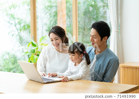 一個女孩和一台筆記本電腦一起學習,媽媽和爸爸看著它 一個女孩和一台筆記本電腦一起學習,媽媽和爸爸看著它 71491990