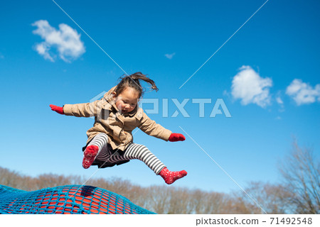 在冬季公園的女孩蹦床 在冬季公園的女孩蹦床 71492548