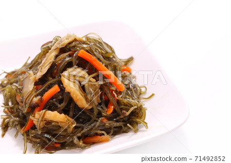 Boiled cut kelp, chopped kelp, chikuwa, carrot, white background Boiled cut kelp, chopped kelp, chikuwa, carrot, white background 71492852