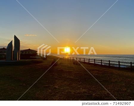 Setting sun 71492907