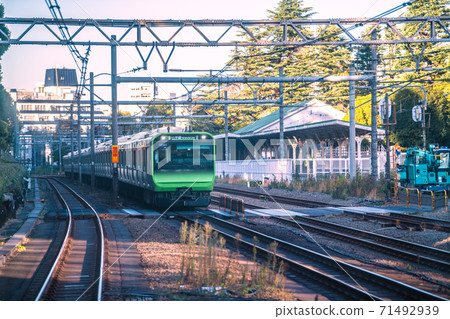 設置山手線和柵欄的原宿站“法院住宅”等日本東京的城市景觀 設置山手線和柵欄的原宿站“法院住宅”等日本東京的城市景觀 71492939