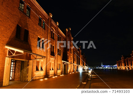 Night view centered on Yokohama Red Brick Warehouse No. 2 where you can see the Yokohama Bay Bridge in the back of the screen 71493103