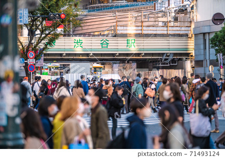 日本,澀谷,東京的東京都市風景。全國的感染人數每天都在增加。仍然有很多人戴著口罩 日本,澀谷,東京的東京都市風景。全國的感染人數每天都在增加。仍然有很多人戴著口罩 71493124