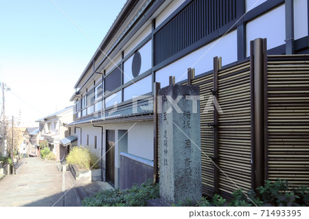 橫坂的石碑屹立在橘花晃紀念文學館前 71493395