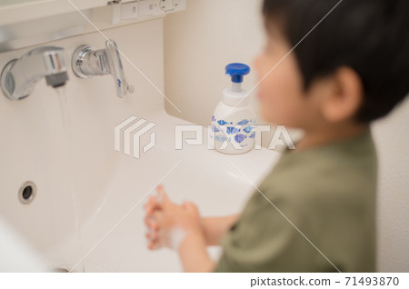 男孩洗手 男孩洗手 71493870
