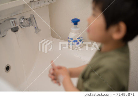男孩洗手 男孩洗手 71493871