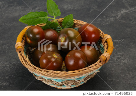 Black tomato -tasty fresh Kumato 71496025