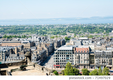 俯瞰愛丁堡城堡和遠處大海的愛丁堡城市景觀 71497029