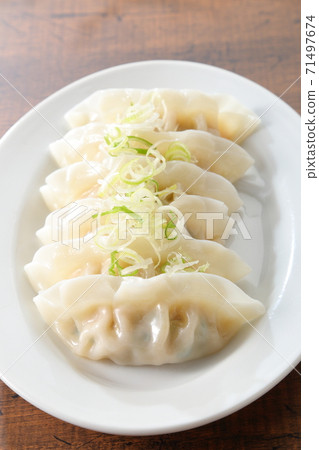 桌上的水餃的垂直組成 桌上的水餃的垂直組成 71497674