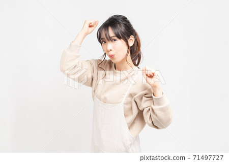 一個扮演膽量姿勢的年輕女子 一個扮演膽量姿勢的年輕女子 71497727
