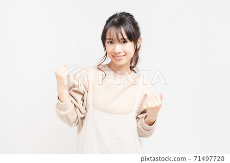 一個扮演膽量姿勢的年輕女子 一個扮演膽量姿勢的年輕女子 71497728