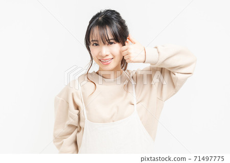 做一個喜歡的手勢的年輕女子 71497775