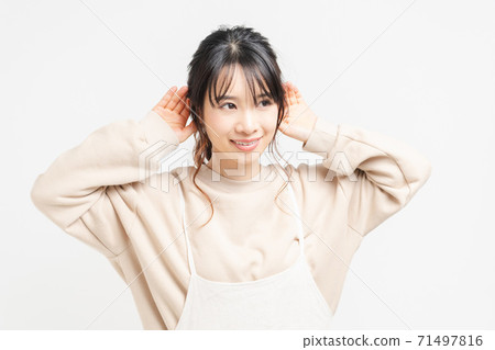 年輕女子聽 年輕女子聽 71497816