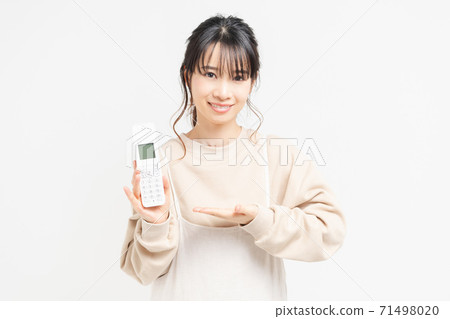 Young woman holding a phone 71498020