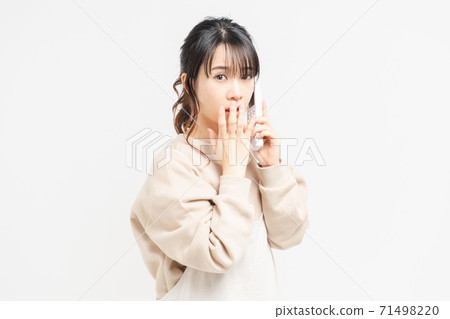 A young woman who is surprised and surprised while talking on the phone 71498220