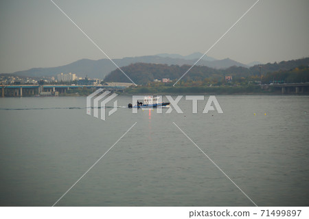 Han River, Seoul 71499897