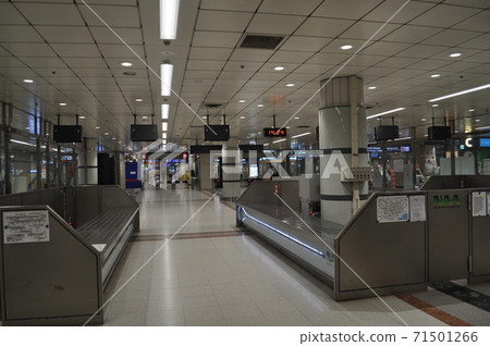 Narita International Airport with few people due to the influence of the new coronavirus 71501266
