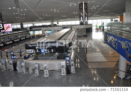 由於新日冕病毒的影響，成田國際機場的人很少 71501319