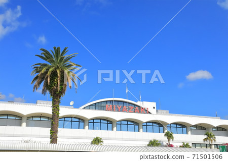 [宮崎縣]天氣晴朗的宮崎機場 71501506