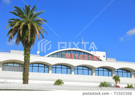 [宮崎縣]天氣晴朗的宮崎機場 71501508