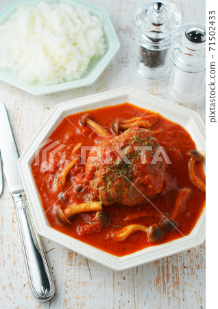 番茄和蘑菇燉的漢堡 番茄和蘑菇燉的漢堡 71502433