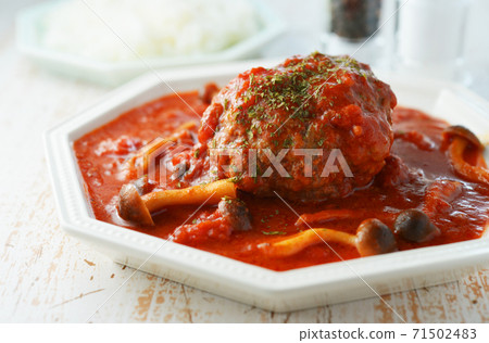 Stewed hamburger with tomatoes and mushrooms 71502483