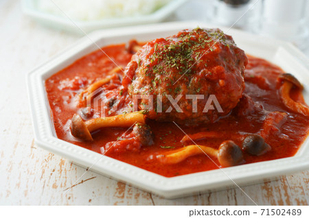 Stewed hamburger with tomatoes and mushrooms Stewed hamburger with tomatoes and mushrooms 71502489