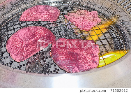 流行的烤肉“鹽灘”彩色鉛筆素描風格 流行的烤肉“鹽灘”彩色鉛筆素描風格 71502912