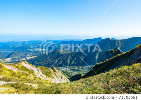 Mountain climbing in early autumn (landscape near the summit of the summer mountain climbing course) Mountain climbing in early autumn (landscape near the summit of the summer mountain climbing course) 71503661