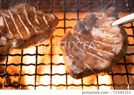 Bake beef tongue over charcoal 71504153