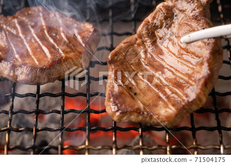 Bake beef tongue over charcoal 71504175