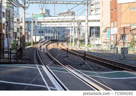 [Nippori] Scenery of railroad tracks at dusk in autumn 71504293