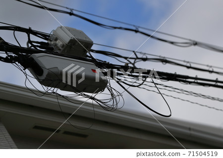 電話線和電視線擁擠的天空 71504519