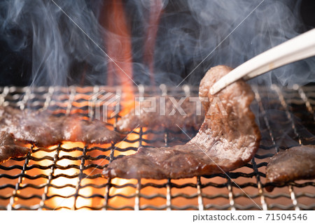Bake yakiniku over charcoal Bake yakiniku over charcoal 71504546