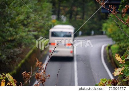 Sightseeing bus running in the mountains 71504757