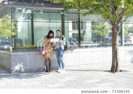 A Japanese woman asked for directions by a foreign woman during a meeting 71506145