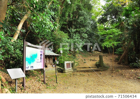 Shonandaira (Komayama Park) Hiking Course: Koraiyama Prefectural Forest Guide Map and Kanto Fureai Road Sign (toward Onnazaka) Shonandaira (Komayama Park) Hiking Course: Koraiyama Prefectural Forest Guide Map and Kanto Fureai Road Sign (toward Onnazaka) 71506434
