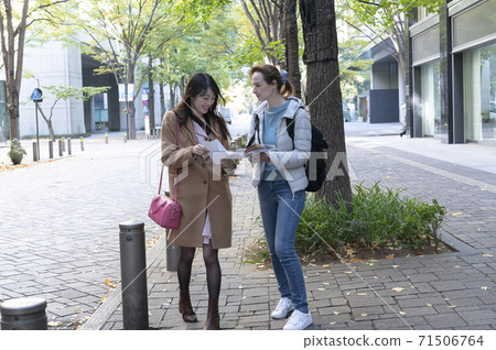 A Japanese woman asked by a foreign woman while walking in the city A Japanese woman asked by a foreign woman while walking in the city 71506764