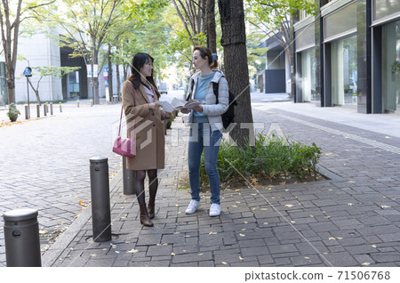 A Japanese woman asked by a foreign woman while walking in the city 71506768